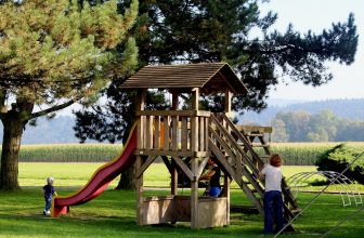 Spielturm im Garten