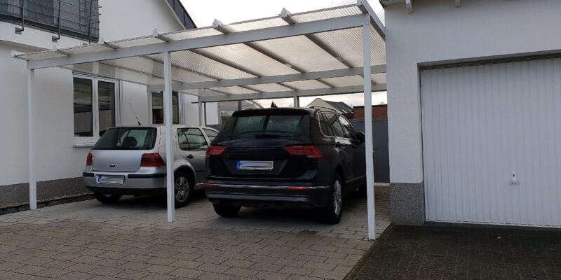 Versicherung und Carport: Wie sich der Abstellort auf die Prämie auswirkt