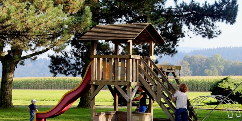 Der eigene Kletterturm im Garten freut nicht nur die Kinder